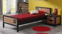 Bed Daan met nachtkast